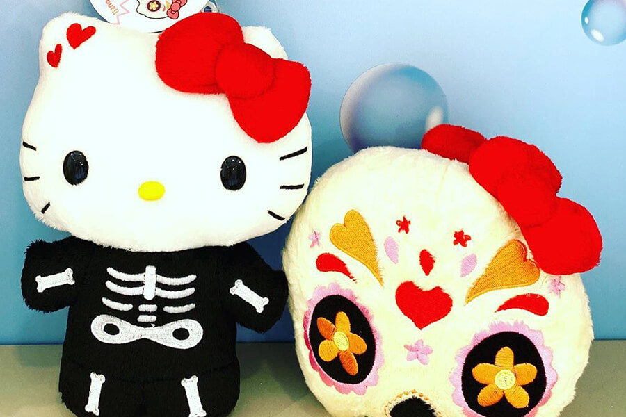 Hello Kitty in Halloween costumes